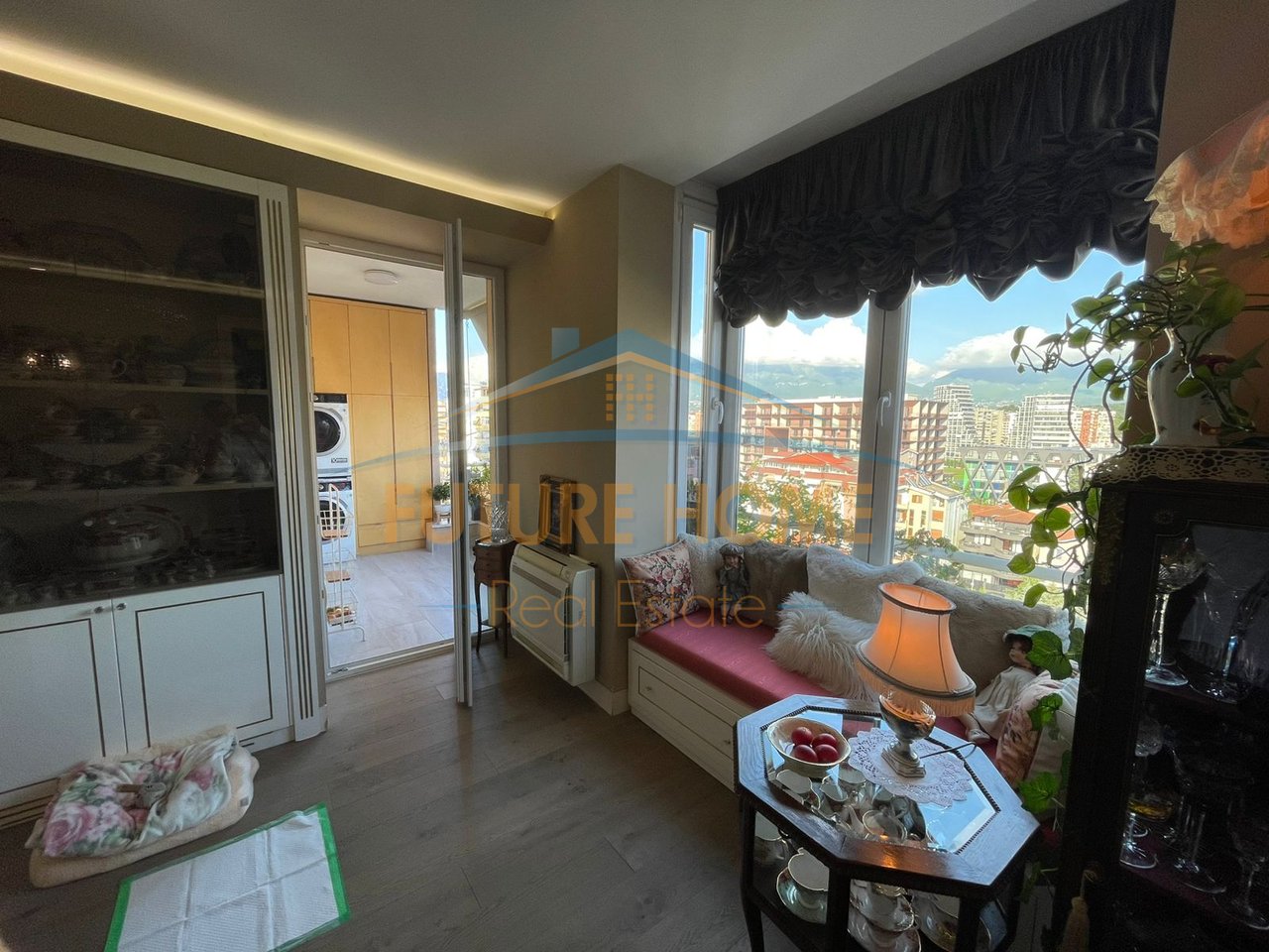 Shitet, Apartament 3+1, Komuna e Parisit, Tiranë.