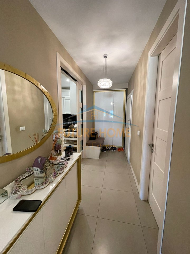 Shitet, Apartament 3+1, Komuna e Parisit, Tiranë.