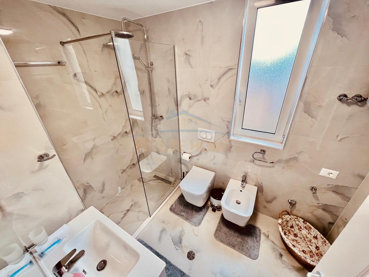 Shitet, Apartament 1+1, Blloku
