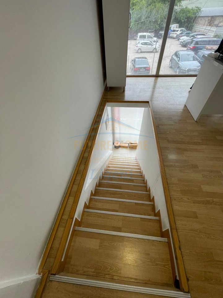 Qera, Duplex Ambjent Biznesi, Prane Delijorgjit, Tirane.