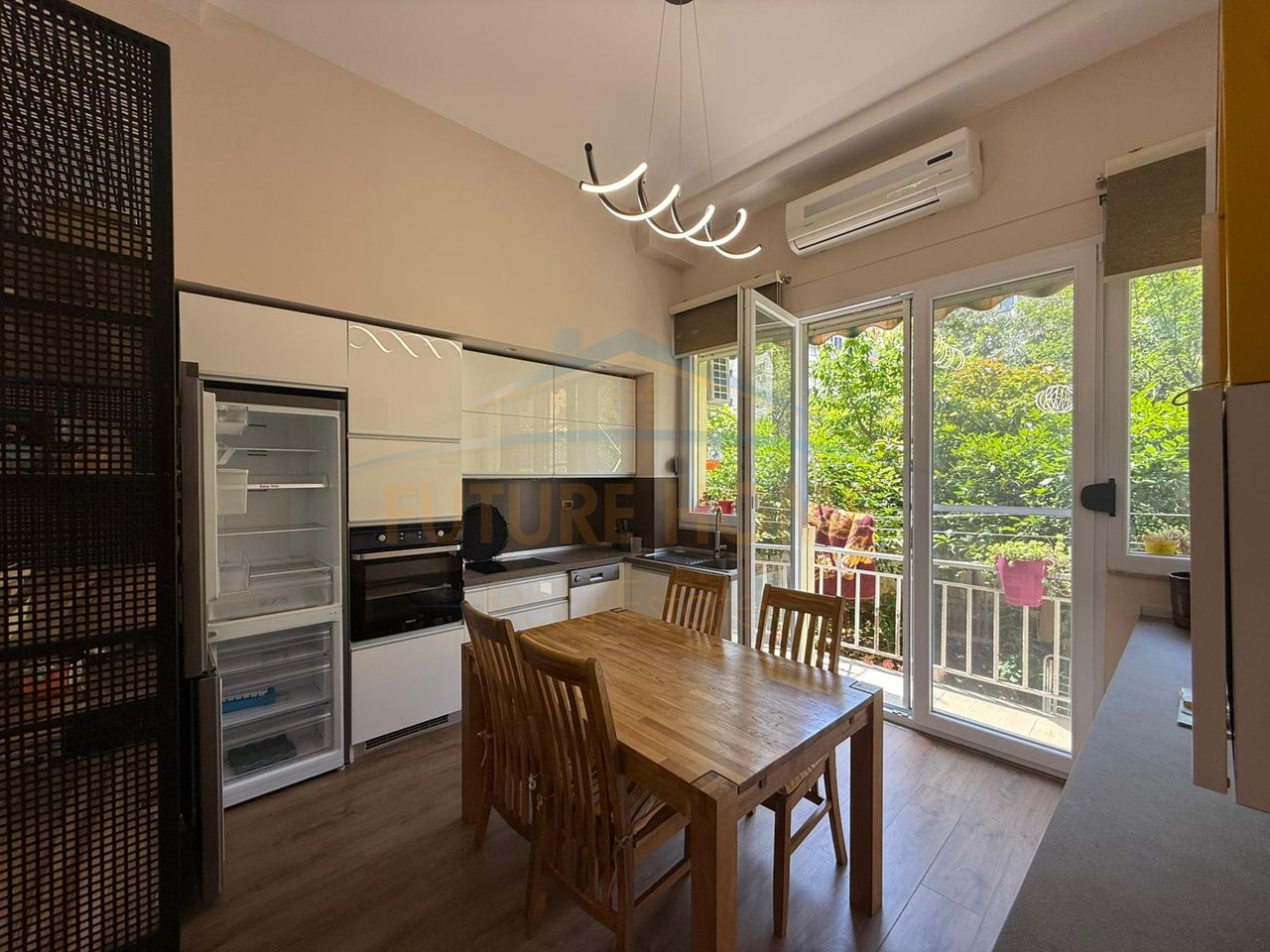 Shitet, Apartament 3+1+2, Fresk, Tiranë