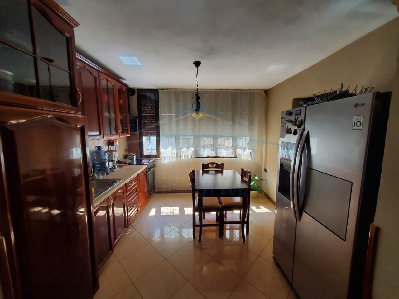 Shitet, Apartament 3+1+2, 21 Dhjetori, Tiranë.