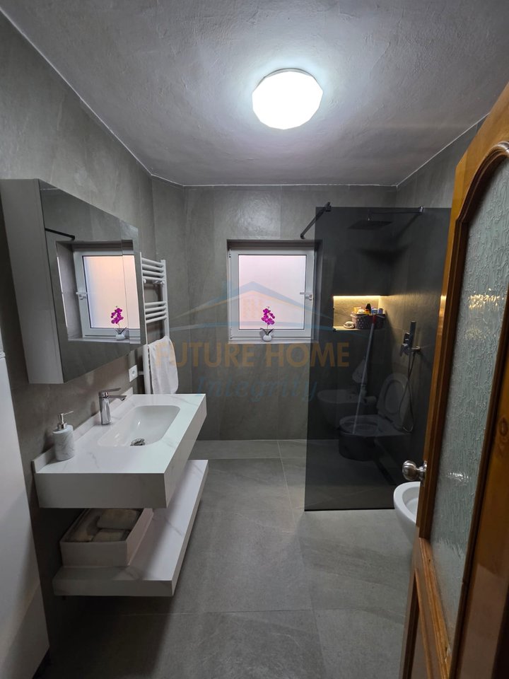 Shitet, Apartament 3+1+2, 21 Dhjetori, Tiranë.