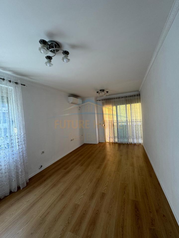 Shitet, Apartament 2+1, Fresk