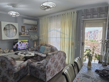 Shitet, Apartament 2+1+2, Kompleksi Prestige, Rruga Jordan Misja