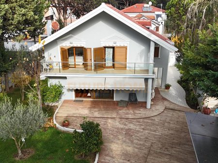 Shitet, Vilë, Rruga Qetësia, Qerret, Durres
