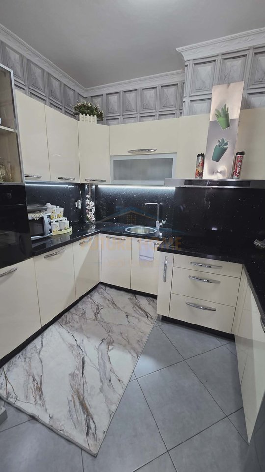 Shitet, Apartament 2+1+2, Kompleksi Prestige, Rruga Jordan Misja