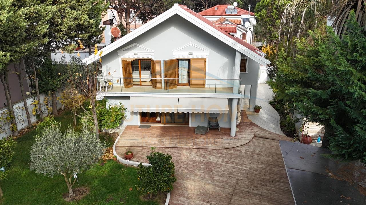Shitet, Vilë, Rruga Qetësia, Qerret, Durres