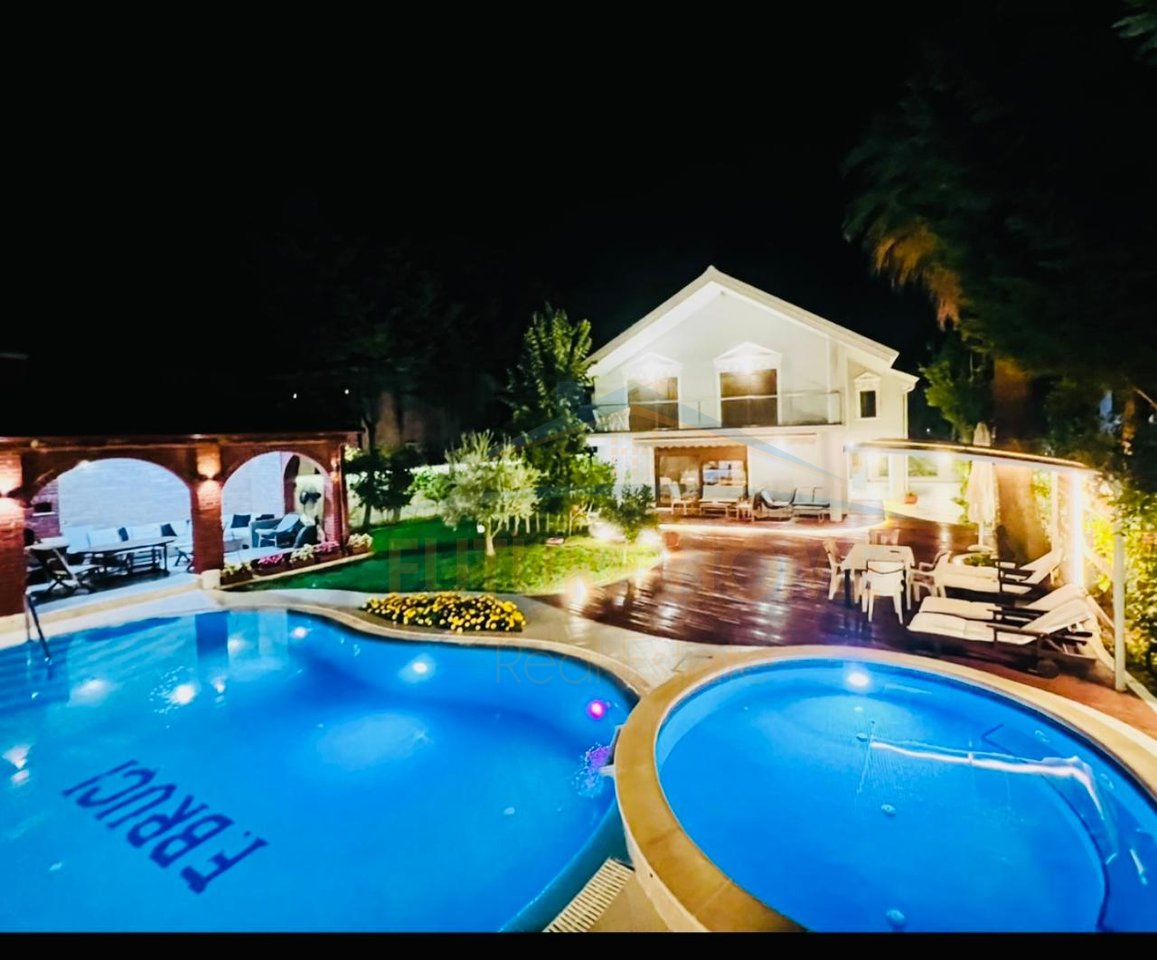 Shitet, Vilë, Rruga Qetësia, Qerret, Durres
