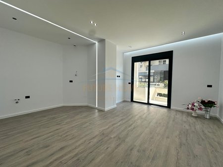 Shitet , Apartament 2+1+2 Tualete + Verande ,Rruga ''Murrat Terbaci'' ,Vlorë.
