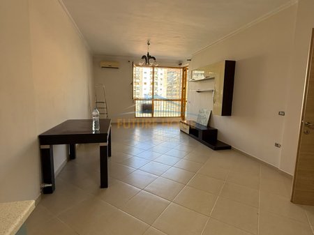 Qera, Ambient për Zyra, Komuna e Parisit, Tiranë