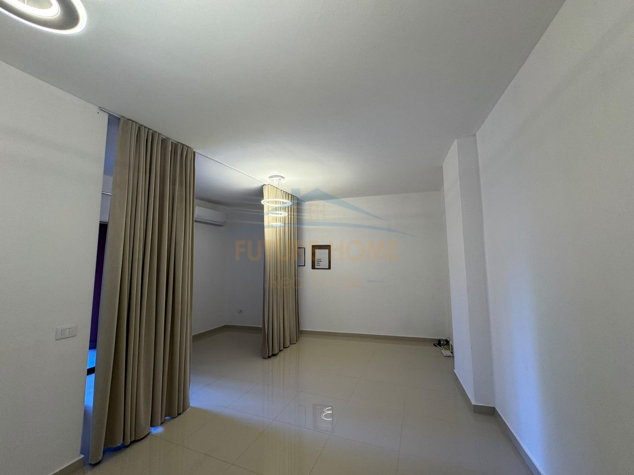 Qera, Ambient, Galeria Roma, Rruga e Kavajës, Tiranë.