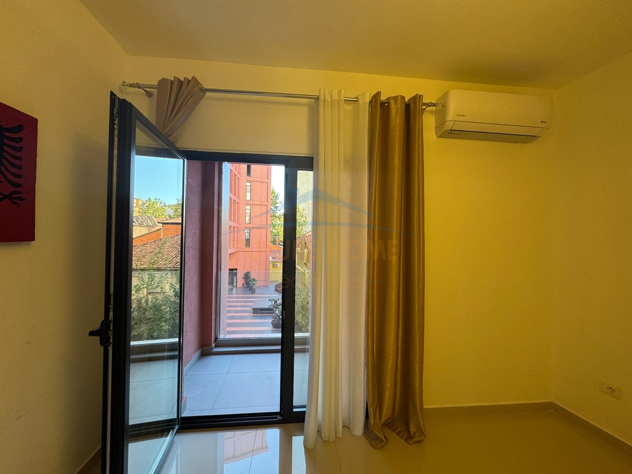 Qera, Ambient, Galeria Roma, Rruga e Kavajës, Tiranë.
