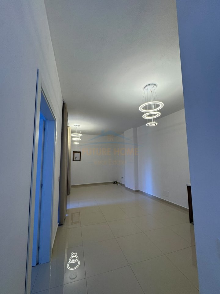 Qera, Ambient, Galeria Roma, Rruga e Kavajës, Tiranë.