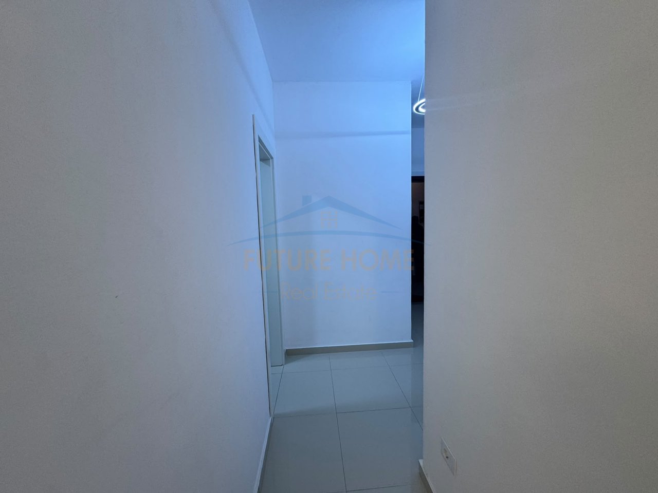 Qera, Ambient, Galeria Roma, Rruga e Kavajës, Tiranë.