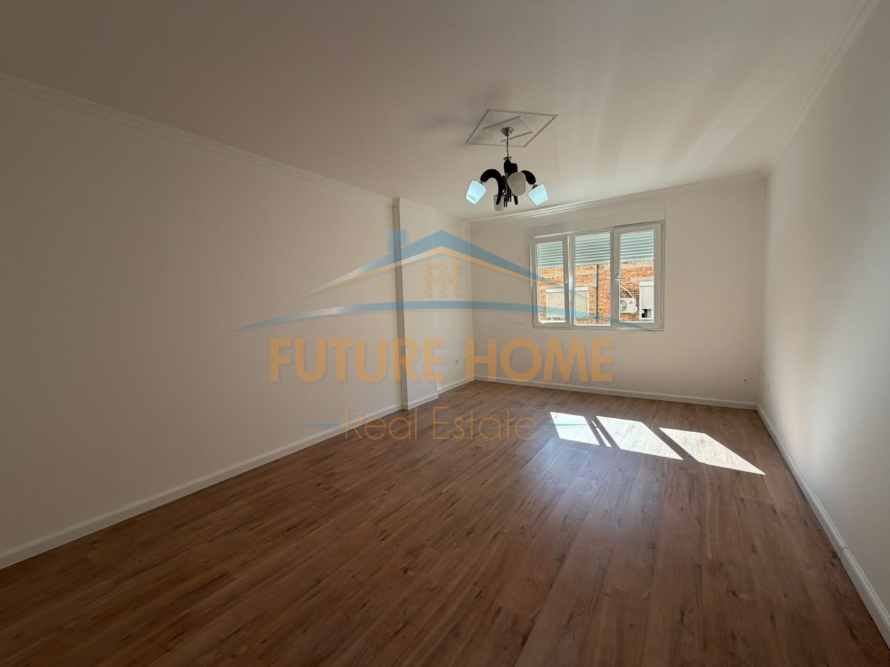 Shitet, Apartament 2+1+2, Stacioni i Trenit, Tiranë