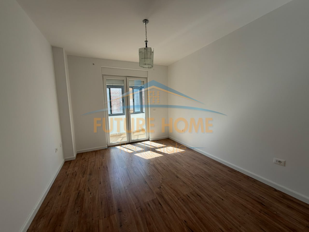 Shitet, Apartament 2+1+2, Stacioni i Trenit, Tiranë