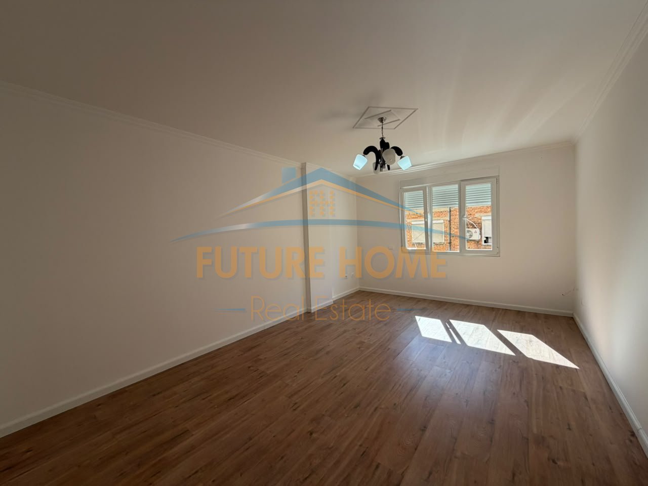 Shitet, Apartament 2+1+2, Stacioni i Trenit, Tiranë