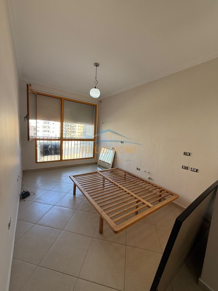 Qera, Ambient për Zyra, Komuna e Parisit, Tiranë
