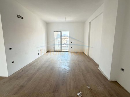 Shitet, Apartament 2+1, Unaza e Re.