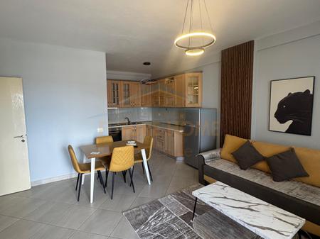 Shitet, Apartament 1+1, Rruga 5 Maji, Tirane.