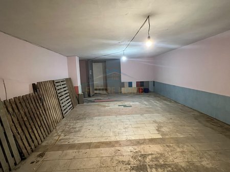 Qera, Magazinë, Komuna e Parisit, Tiranë.
