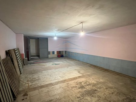 Qera, Magazinë, Komuna e Parisit, Tiranë.