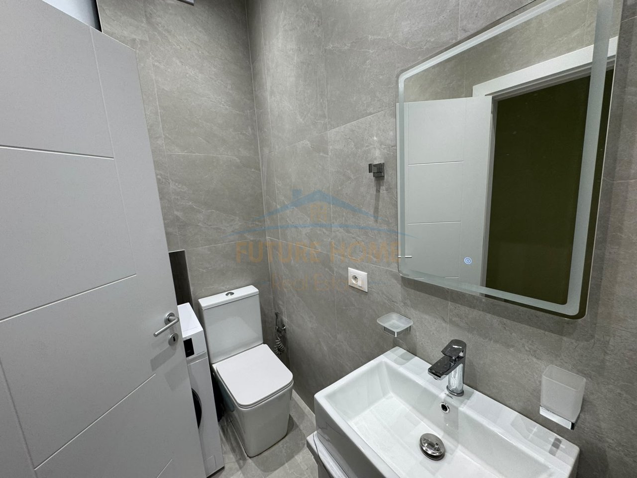 Shitet, Apartament 2+1, Myslym Shyri, Tiranë.