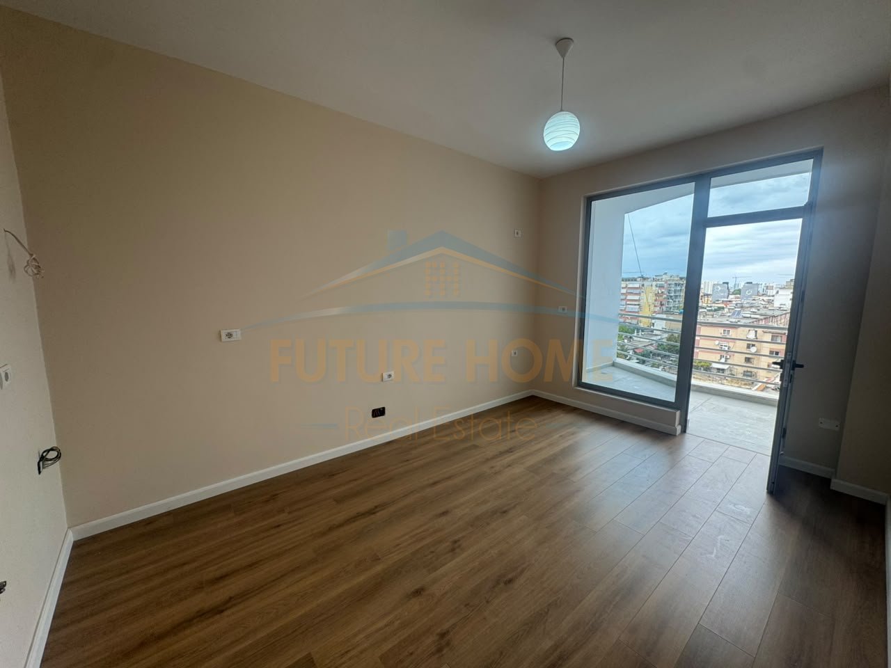 Shitet, Apartament 1+1, Rruga e Kavajes, Tirane.