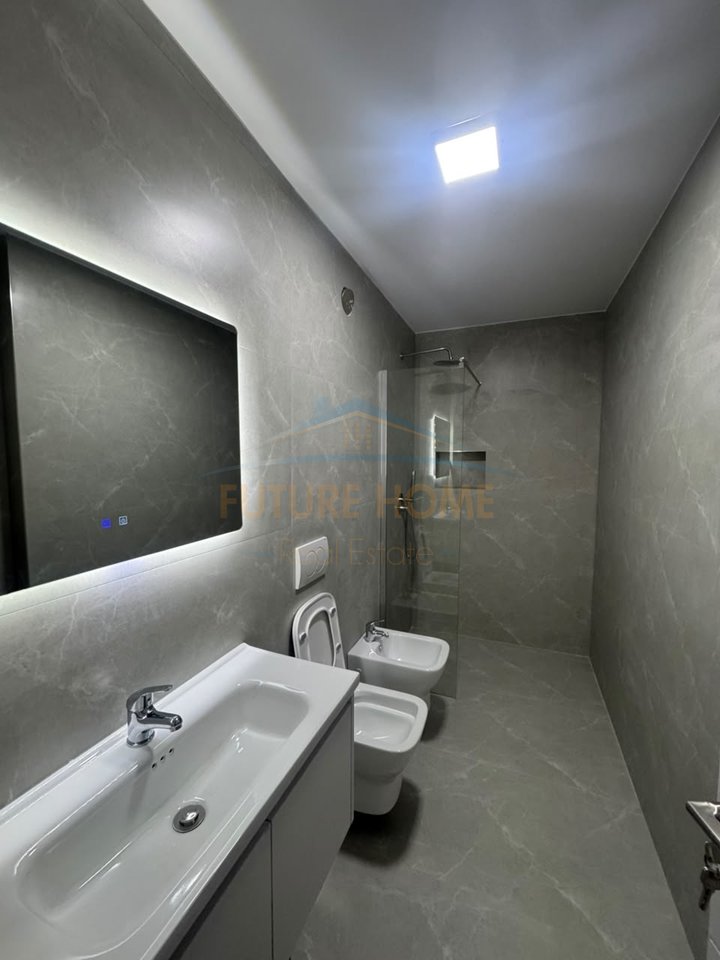 Shitet, Apartament 1+1, Rruga e Kavajes, Tirane.