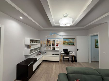 Shitet Apartamet 2+1, Komuna e Parisit , Tiranë