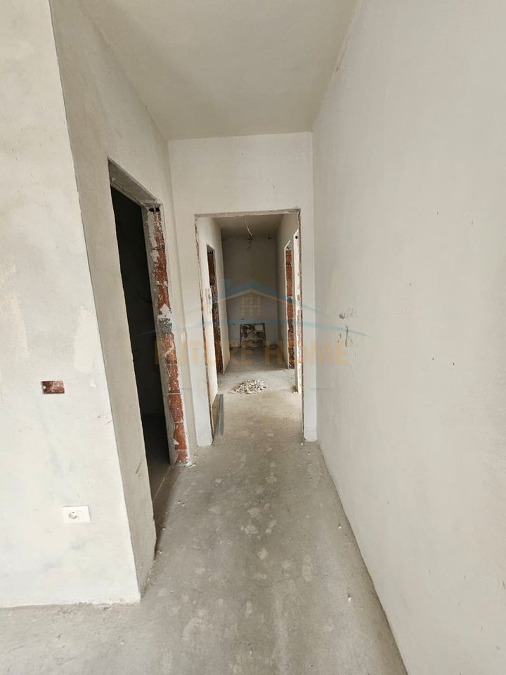Shitet, Apartament 2+1+2, Kompleksi Bengasi , Porcelan, Tiranë