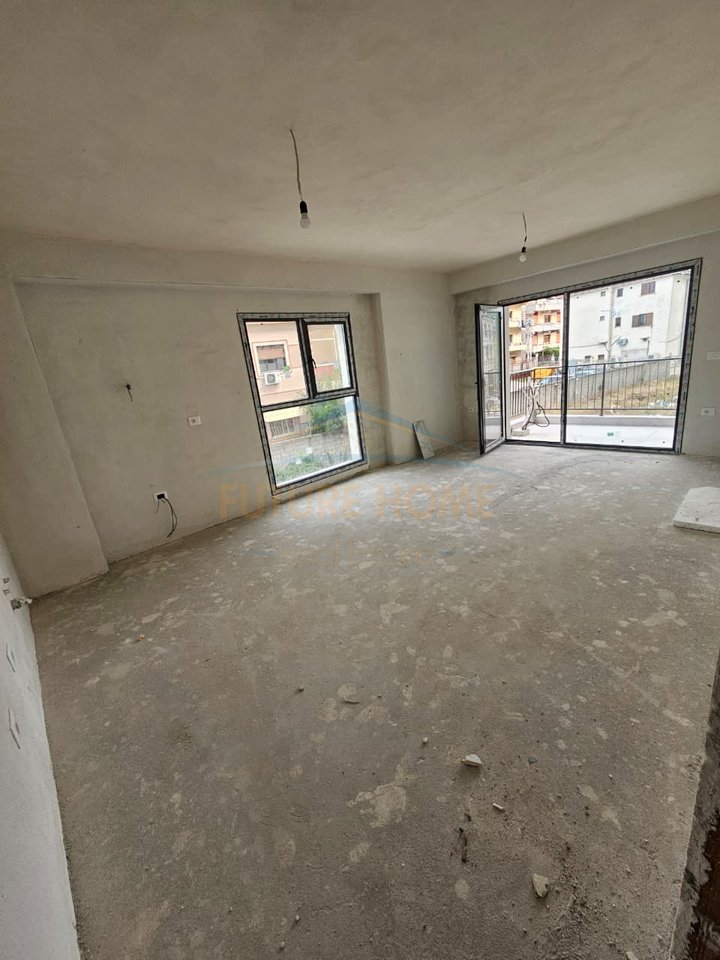 Shitet, Apartament 2+1+2, Kompleksi Bengasi , Porcelan, Tiranë