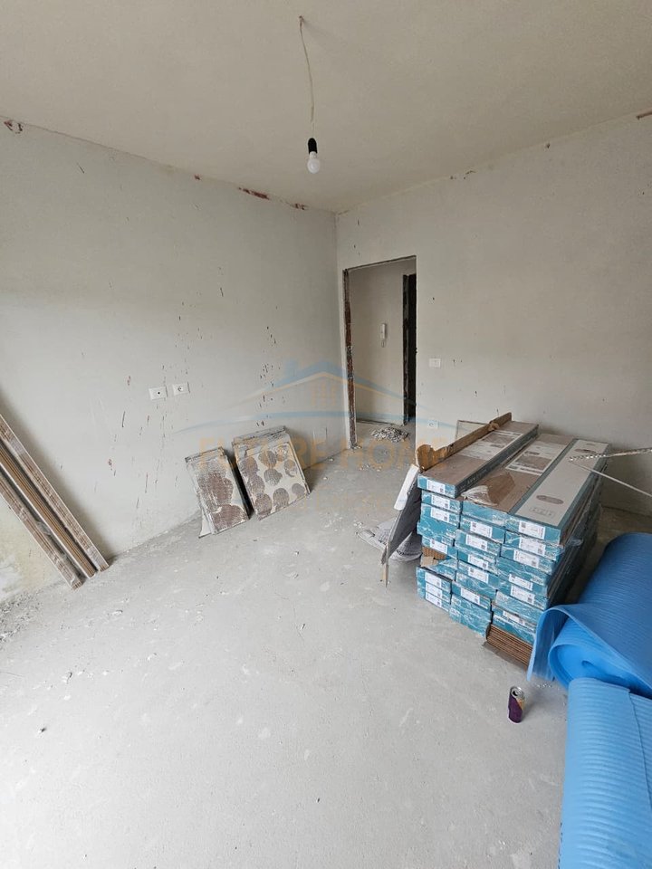 Shitet, Apartament 2+1+2, Kompleksi Bengasi , Porcelan, Tiranë