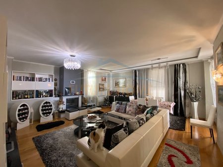 Shitet, Penthouse 4+1+2+2 Poste Parkimi + Verandë, Ali Demi, Tiranë.