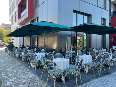 Shitet, Biznesi Bar-Pasticeri, Ali Demi, Tiranë.