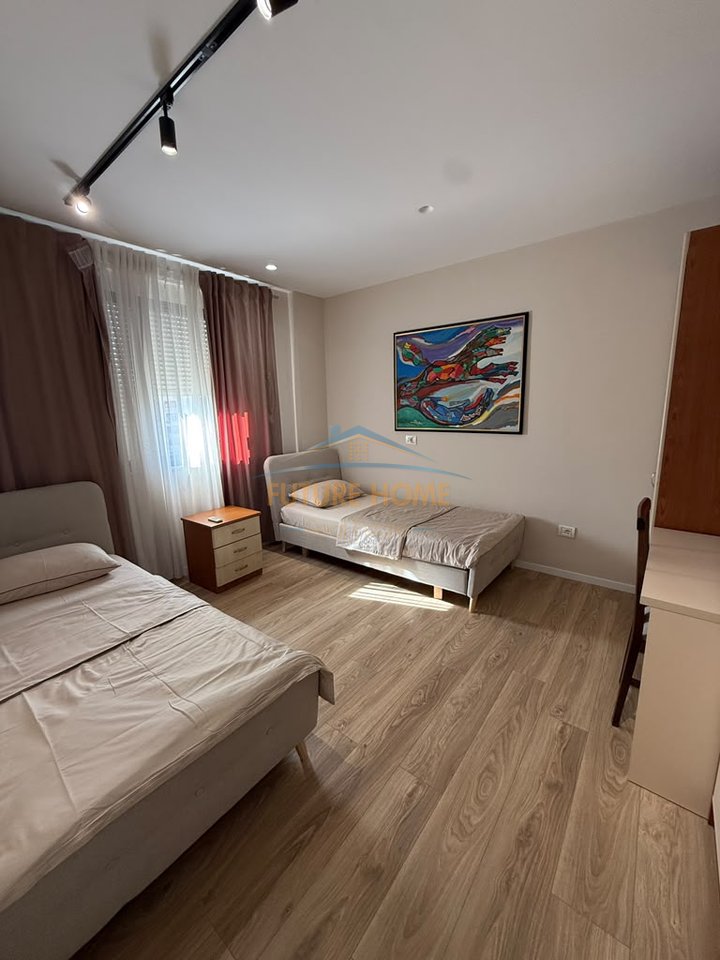 Qera 2+1+2, Bulevardi Zogu i Parë, Tiranë