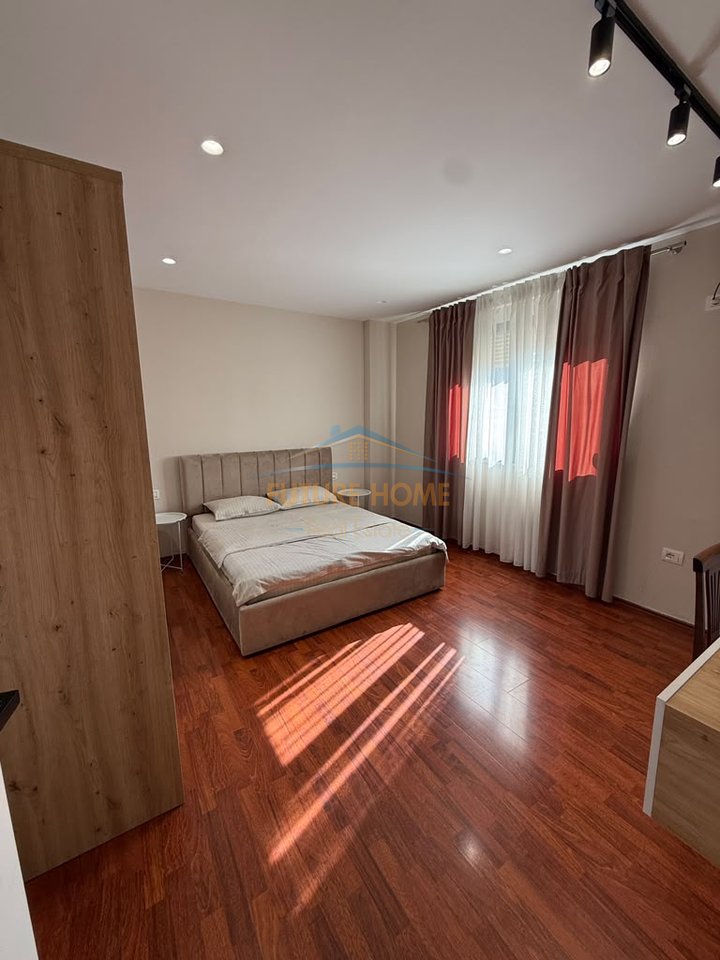 Qera 2+1+2, Bulevardi Zogu i Parë, Tiranë