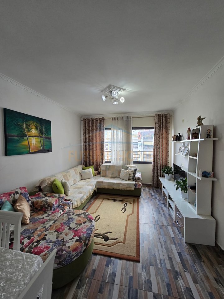 Shitet, Apartament 2+1+2, Kompleksi Molla, Tiranë