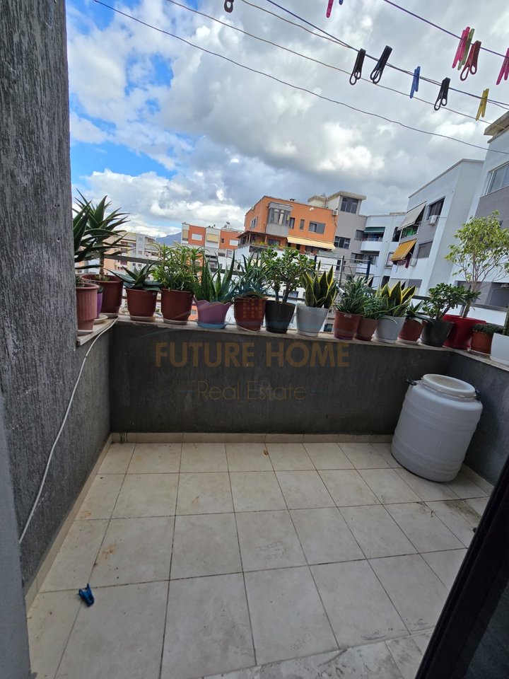 Shitet, Apartament 2+1+2, Kompleksi Molla, Tiranë