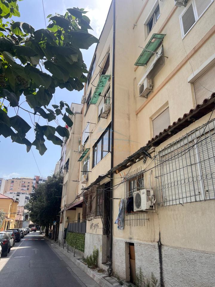 Shitet, Apartament 2+1, Qender, Tiranë