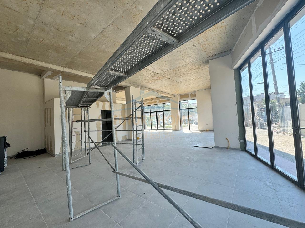 Qera, Ambient Biznesi , Kompleksi Ndregjoni, Tirane