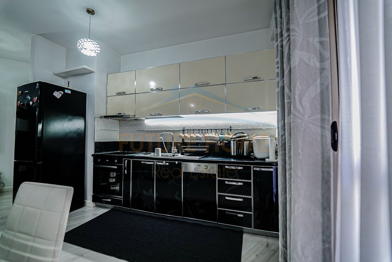 Shitet, Apartament 3+1+2, Unaza e Re, Tiranë