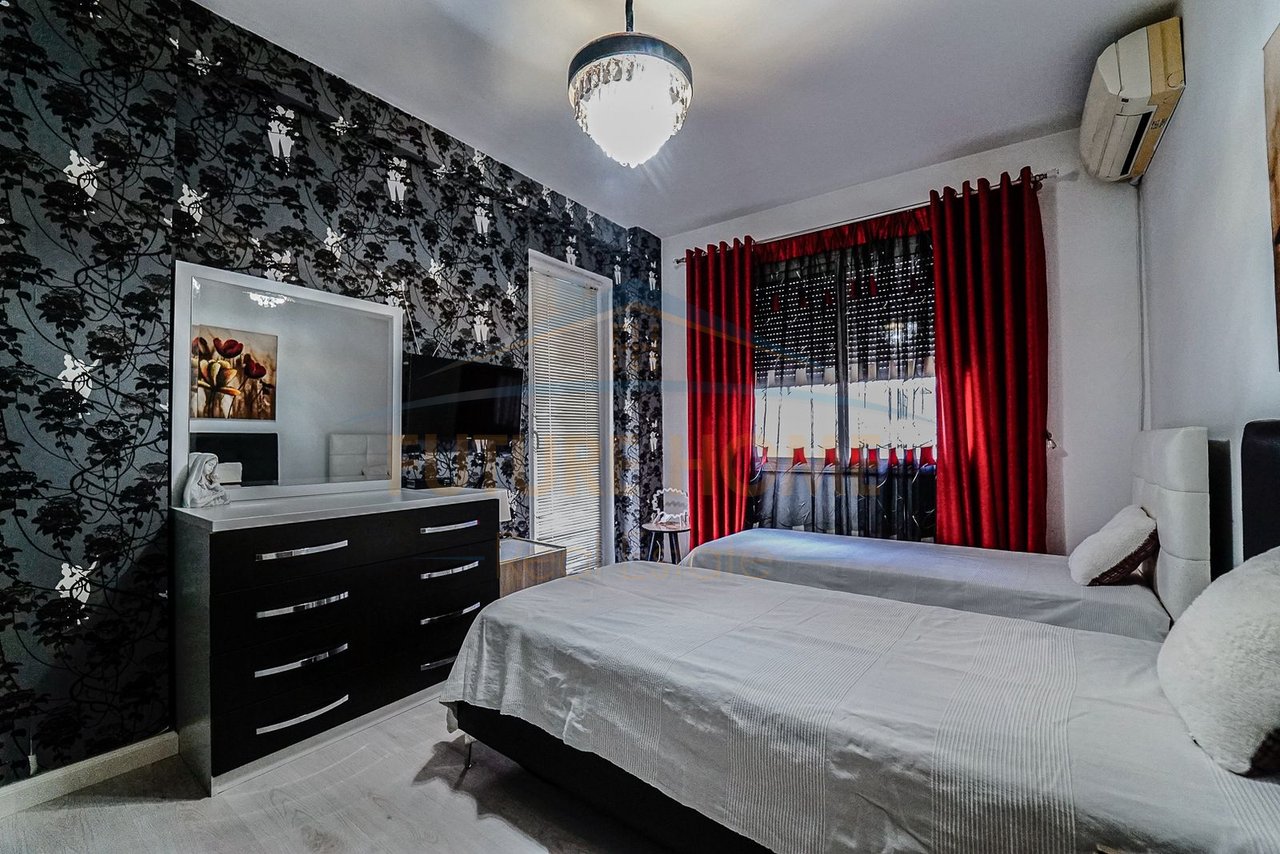 Shitet, Apartament 3+1+2, Unaza e Re, Tiranë