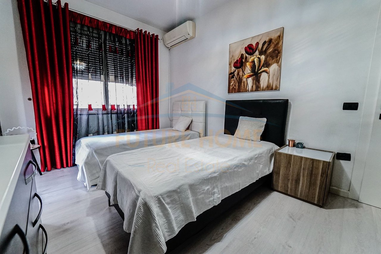 Shitet, Apartament 3+1+2, Unaza e Re, Tiranë