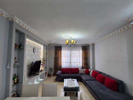 Shitet, Apartament 2+1+2, Unaza e Re.