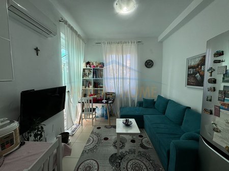Shitet, Apartament 1+1, Bllok, Tiranë.