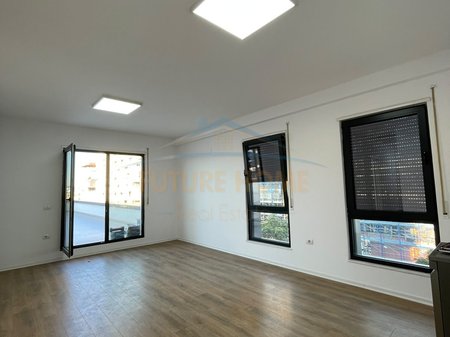 Shitet Apartament 2+1+2+Verandë, Rezidenca Green Harmony, Porcelan.