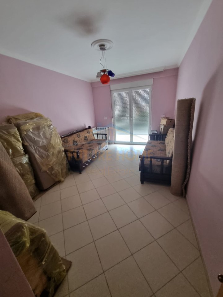 Shitet ,Apartament 2+1+2 Poste Parkimi, Casa Italia