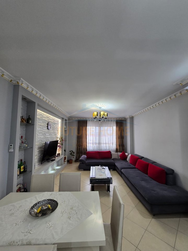 Shitet, Apartament 2+1+2, Unaza e Re.